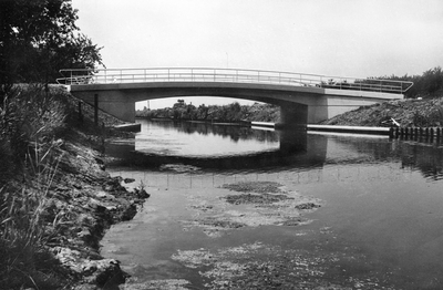 839235 Gezicht op de brug over de Kromme Rijn in de Leemkolkweg te Werkhoven (gemeente Bunnik).